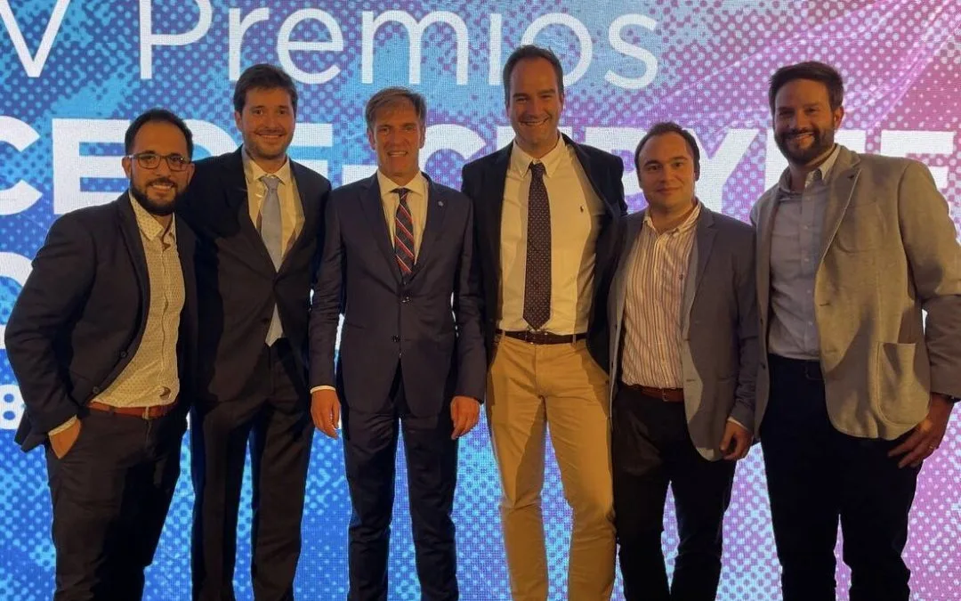 Cena de gala de los Premios CEOE-CEPYME Cantabria 2021 con el equipo de Pindia Software junto a representantes empresariales de la región